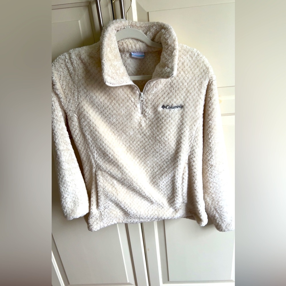 Columbia pullover. Cream color. EUC. Pockets. Size M